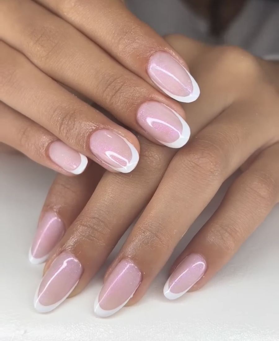Unhas francesas amêndoa com brilho rosa